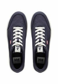 Tmavě modré tenisky se síťovaným svrškem, bílými tkaničkami a bílou gumovou podrážkou. Na jazyku jsou umístěny logo štítky. Viditelný texturovaný povrch.