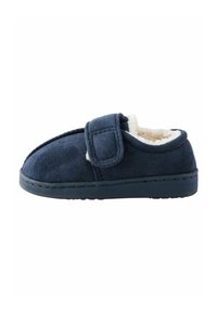 Pantofole blu navy realizzate in morbido camoscio con un caldo rivestimento interno bianco, dotate di una fascia in velcro per regolazioni facili e una suola flessibile.