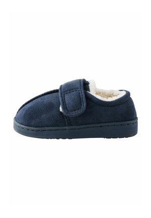 Navyblauwe slipper van zacht suede met een pluche witte binnenvoering, voorzien van een klittenbandsluiting voor eenvoudige aanpassingen en een flexibele zool.