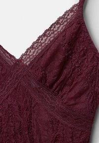 Burgunderfarbene Spitzen-Camisole mit V-Ausschnitt, komplizierter Spitzenkante und strukturiertem Stoff, mit sanften Raffungen entlang des Oberteils.
