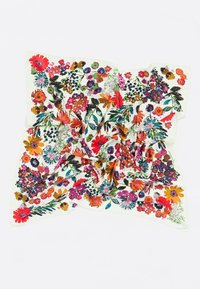 Seidenschal mit floralen Motiven in lebhaften Farben wie Rot, Pink, Orange, Blau und Grün auf einem weißen Hintergrund, der verschiedene Blumen- und Blattmuster zeigt.