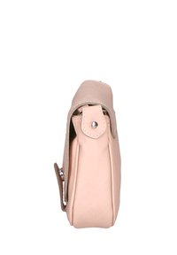 Borsa in pelle rosa con un design strutturato, dotata di chiusura a patta, hardware in argento e una tracolla marrone a contrasto. Texture liscia.