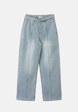 Φαρδιά τζιν παντελόνια σε ανοιχτό μπλε χρώμα με ψηλή μέση, ραμμένα κάθετα ραφές και ταιριαστή ζώνη με μεταλλική αγκράφα.