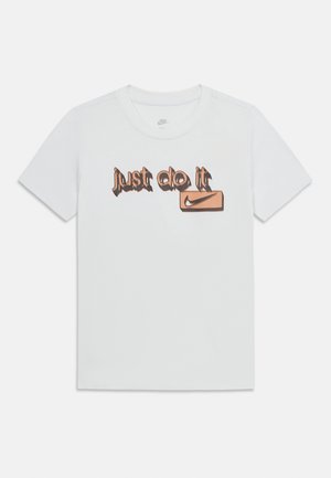 Wit Nike T-shirt met de slogan "just do it" in oranje graffiti-stijl tekst en een bijpassend oranje Nike swoosh-logo.