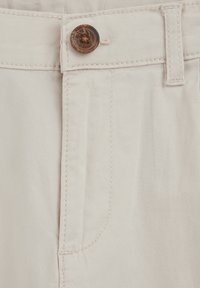 Beige Stoffhose mit braunem, geknöpftem Bund, Gürtelschlaufen und hinten aufgesetzter Tasche mit Nahtdetails.