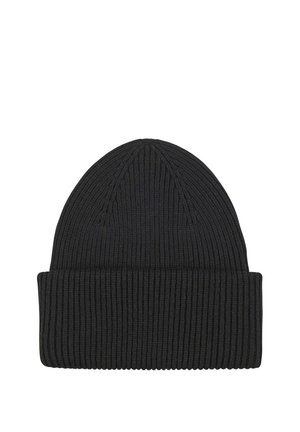 Gorro de punto acanalado negro con puño doblado, diseñado para abrigar y ajustarse cómodamente.