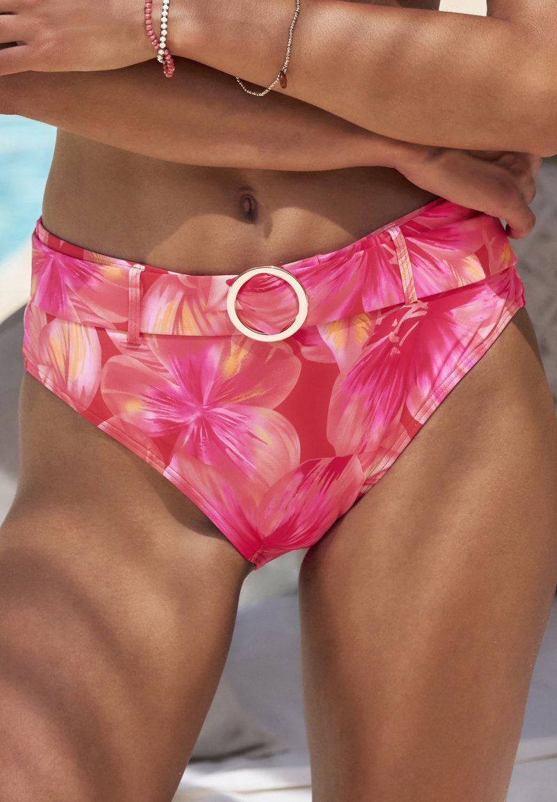 Augstās jostas līnijas bikini apakšdaļa ar dzīvīgu rozā ziedu rakstu, gludu tekstūru un apaļu metāla gredzenu akcentu uz jostas.
