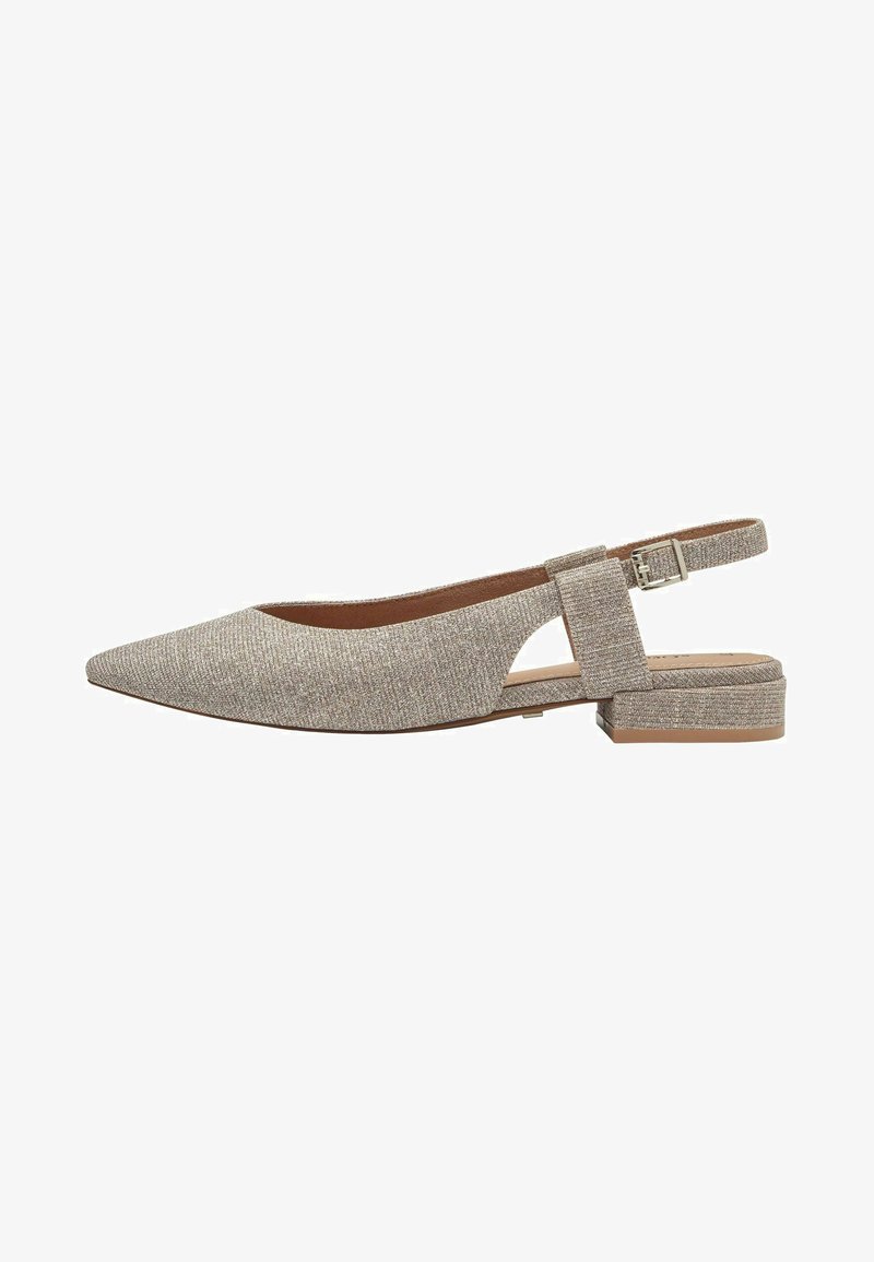 Chaussure slingback à bout pointu en tissu métallique beige, dotée d'une bride de cheville avec une boucle rectangulaire et d'un petit talon carré.