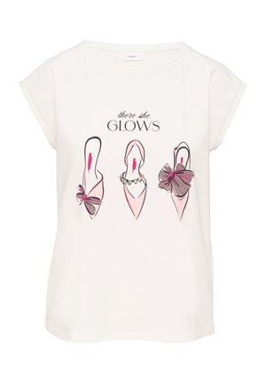 Witte katoenen T-shirt met cap sleeves, voorzien van een grafische print van drie roze high heels en de tekst "there she GLOWS" in het zwart.