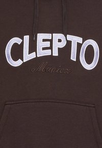 Sudadera marrón con grandes letras blancas bordadas "CLEPTO" y un "Manicx" en cursiva marrón más pequeño debajo, con bolsillo frontal y cordones.