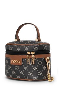 Ronde cosmetica tas met een zwarte textuur aan de buitenkant, gouden hardware, bruine accenten en een wit logo patroon. Beschikt over een handvat aan de bovenkant en een ritssluiting.