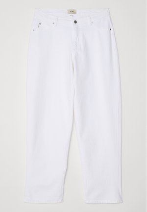 Bijele traperice s ravnim krojem, s kopčanjem na dugme i patentni zatvarač, petljama za remen i dva prednja džepa s metalnim detaljima.