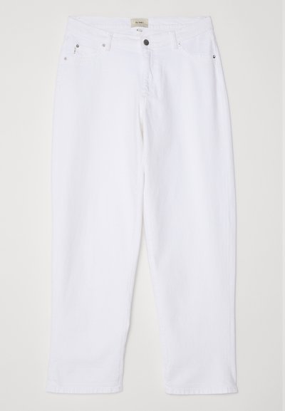 Jeans de ganga brancos com corte reto, apresentando um fecho de botão e zipper, passadores de cinto e dois bolsos frontais com accents metálicos.