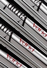 Srebrne metalowe długopisy z czarnymi akcentami, z wygrawerowanymi czerwonymi logo "jDulce" i "Puma". Gładka, refleksyjna powierzchnia o eleganckim designie.