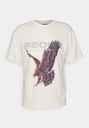 Biały T-shirt z krótkim rękawem z dużym nadrukiem brązowego orła z rozpostartymi skrzydłami i napisem "PEQUIS" nad nim.