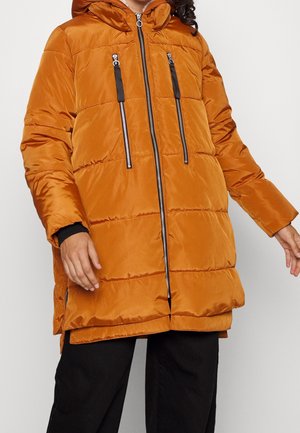 Oranje pufferjack met een capuchon, voorzien van zwarte ritsen en twee voorkzakken, met een glanzende, gewatteerde structuur.