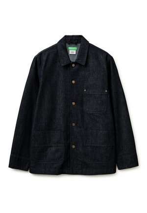 Veste en denim foncé avec fermeture à boutons, trois poches dont une poche poitrine avec rivets, et un col standard.