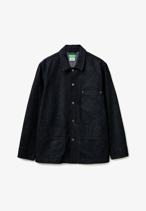 Veste en denim foncé avec fermeture à boutons, trois poches dont une poche poitrine avec rivets, et un col standard.