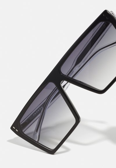 Černé oversized sluneční brýle s geometrickým designem, gradientní tmavě šedé čočky a čiré akcenty na obrubě.