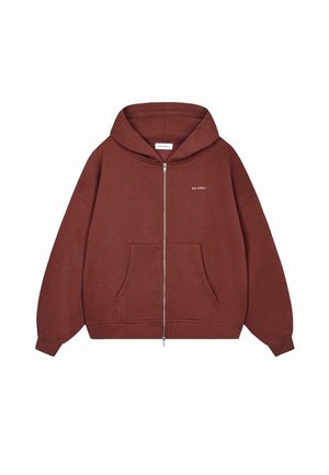 Dunkelburgunderfarbener Zip-Hoodie mit Kängurutasche, Zugkordelkapuze und weißem Logo-Text auf der Brust. Weiche Stofftextur.