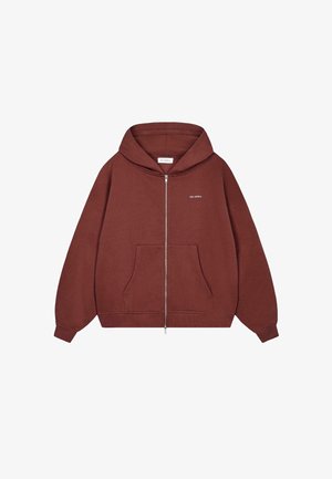 Dunkelburgunderfarbener Zip-Hoodie mit Kängurutasche, Zugkordelkapuze und weißem Logo-Text auf der Brust. Weiche Stofftextur.