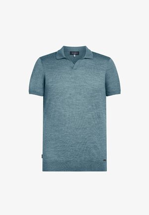 Polo à manches courtes en tissu tricoté texturé de couleur bleu clair, avec un col et une petite étiquette logo en bas d'ourlet.