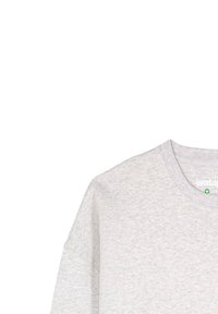 Lichtgrijze oversized sweatshirt met een ronde hals, korte mouwen en een zachte textuur. Beschikt over een klein logo nabij de halslijn.