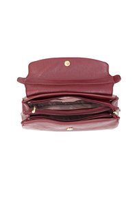 Portafoglio in pelle bordeaux aperto che mostra diversi scomparti con cerniera e un pulsante a scatto dorato sulla pattina.