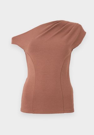 Haut marron sans manches avec un décolleté asymétrique et un détail de tissu drapé sur une épaule, silhouette ajustée.