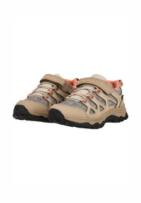 Beige urheilukengät, joissa on harmaat yksityiskohdat, kestävän kumipohjan, joustavat nauhat ja turvallinen velcro-hihna istuvuutta varten.