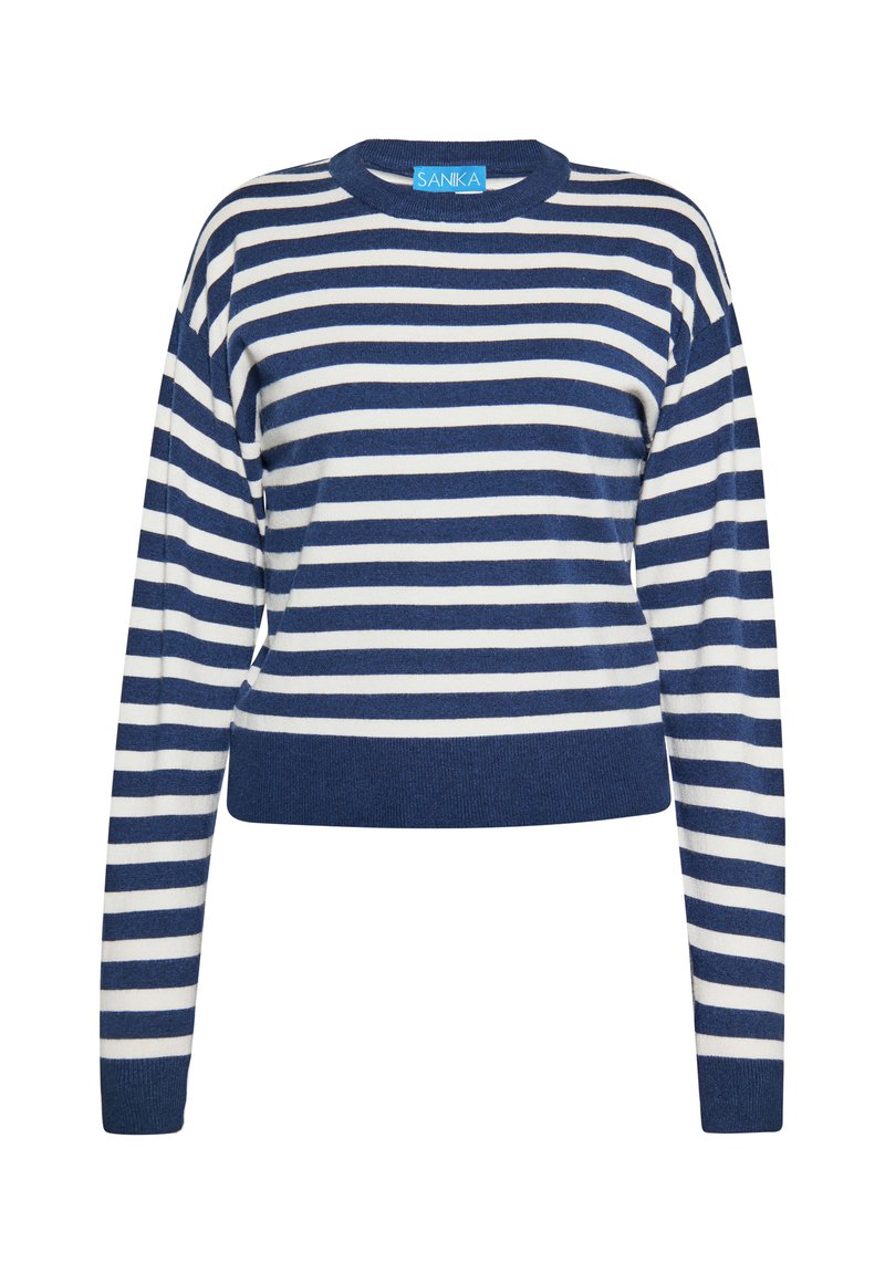 Maglione cropped a righe blu navy e bianche con maniche lunghe, scollatura rotonda e orlo a coste. Presenta un'etichetta blu con il logo "SANIKA". Texture morbida.