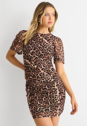 Robe ajustée en imprimé léopard avec de courtes manches bouffantes, détails froncés sur les côtés, fabriquée dans un matériau doux et léger aux teintes brunes et noires.