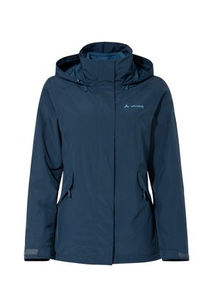 Marineblaue wasserfeste Jacke mit Kapuze, Frontreißverschluss, zwei Seitentaschen und reflektierenden Akzenten. Glatte Textur und leichtes Design.