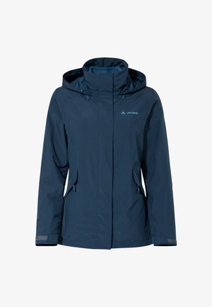 Giubbotto impermeabile blu navy con cappuccio, zip frontale, due tasche laterali e dettagli riflettenti. Texture liscia e design leggero.