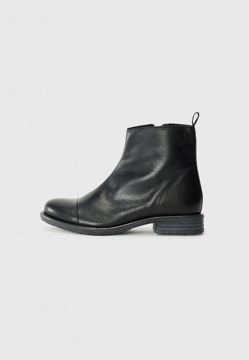 Botte à cheville en cuir noir avec un bout rond, un petit talon empilé, une texture lisse et une languette à l'arrière pour un enfilage facile.