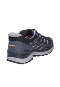 Marineblauwe en grijze sportschoen met een bovenwerk van mesh, oranje accenten, een gevoerde hak en een gestructureerde rubberen zool voor grip en stabiliteit.