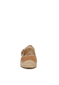 Scarpe slip-on in suede beige con suola in juta intrecciata. Presentano una piccola fibbia dorata sul lato e un design della punta morbido e arrotondato.