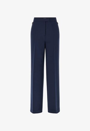 Marineblauwe, hoog getailleerde, op maat gemaakte broek met wijde pijpen, voorvouw, zijsluiting en subtiele gouden gespdetails aan de tailleband.