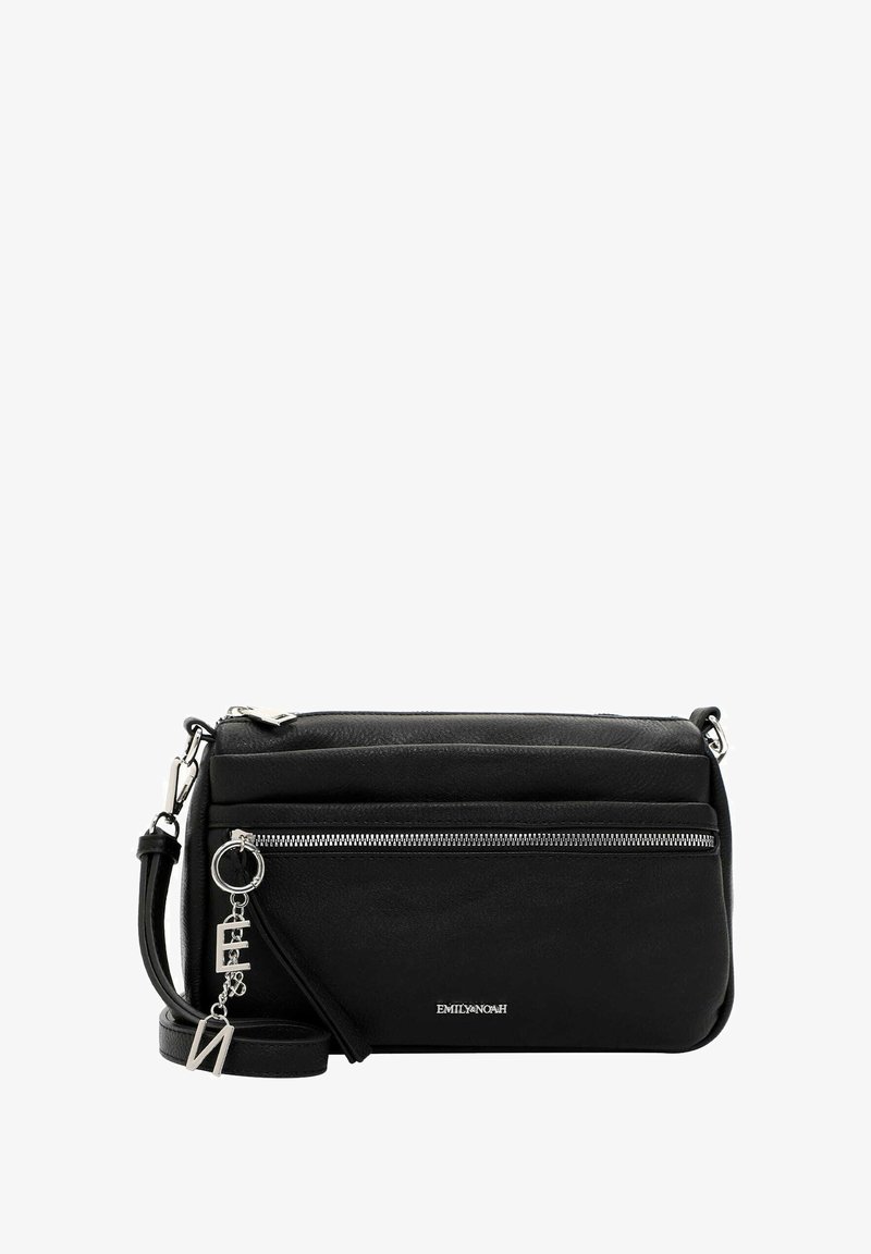 Bolso de cuero negro tipo bandolera con herrajes plateados, que cuenta con un bolsillo frontal con cremallera, correa ajustable y un charm decorativo adjunto.