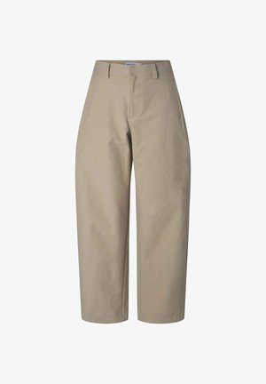 Pantalon beige à jambes larges avec passants de ceinture, poche latérale et fermeture éclair à l'avant, présenté sur un fond blanc.