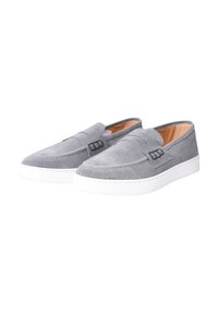 Scarpe slip-on grigie in suede con suola in gomma bianca, dotate di dettagli decorativi sulla parte superiore e di una morbida fodera interna.