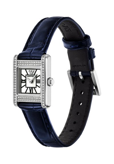 Rechthoekig zilveren horloge met diamanten lunette, witte wijzerplaat, zwarte Romeinse cijfers en donkerblauwe leren band met gespsluiting.