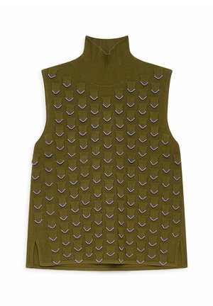 Haut sans manches tricoté vert olive avec un col montant, présentant un motif texturé de chevrons violets et blancs sur toute la surface.