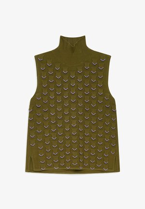 Gestricktes olivgrünes ärmelloses Oberteil mit hohem Kragen, das ein strukturiertes Muster aus violetten und weißen Chevron-Streifen durchgehend aufweist.