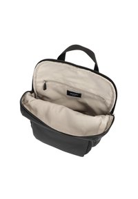 Bolso sintético negro con una textura suave, que presenta un forro beige y un bolsillo con cremallera en el interior. Diseñado con un asa en la parte superior para llevar.