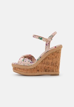 Beige blomstret kile-sandal med korkplatform og ankelrem med spænde, med flettet kant langs sålekanten.