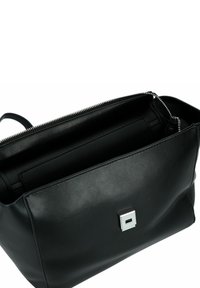 Borsa a spalla in pelle nera con una texture liscia, forma rettangolare, dettagli in metallo argento e chiusura con zip, che mostra un comparto interno aperto.