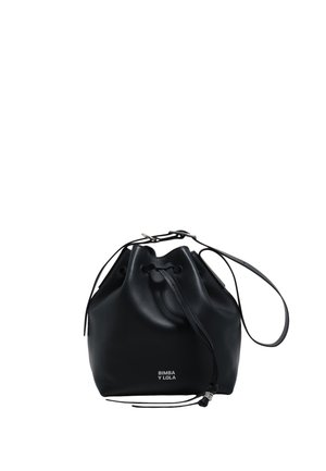 Czarna skórzana torebka typu bucket z troczkiem, regulowanym paskiem na ramię, srebrną klamrą i logo "BIMBA Y LOLA" z przodu.