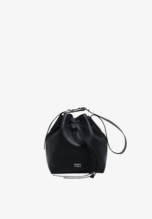 Zwarte leren bucketbag met trekkoord, verstelbare schouderband, zilverkleurige gesp en "BIMBA Y LOLA" logo aan de voorkant.