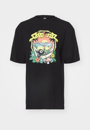 Svart bomull T-skjorte med et fargerikt grafisk design som viser en solnedgang, bambus og ulike planter, inkludert et yin-yang-symbol og sopper.